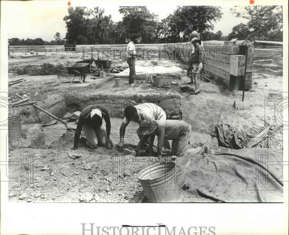 1979 Workmen Excavate House Site, Fort Toulouse, Alabama - Historic Images