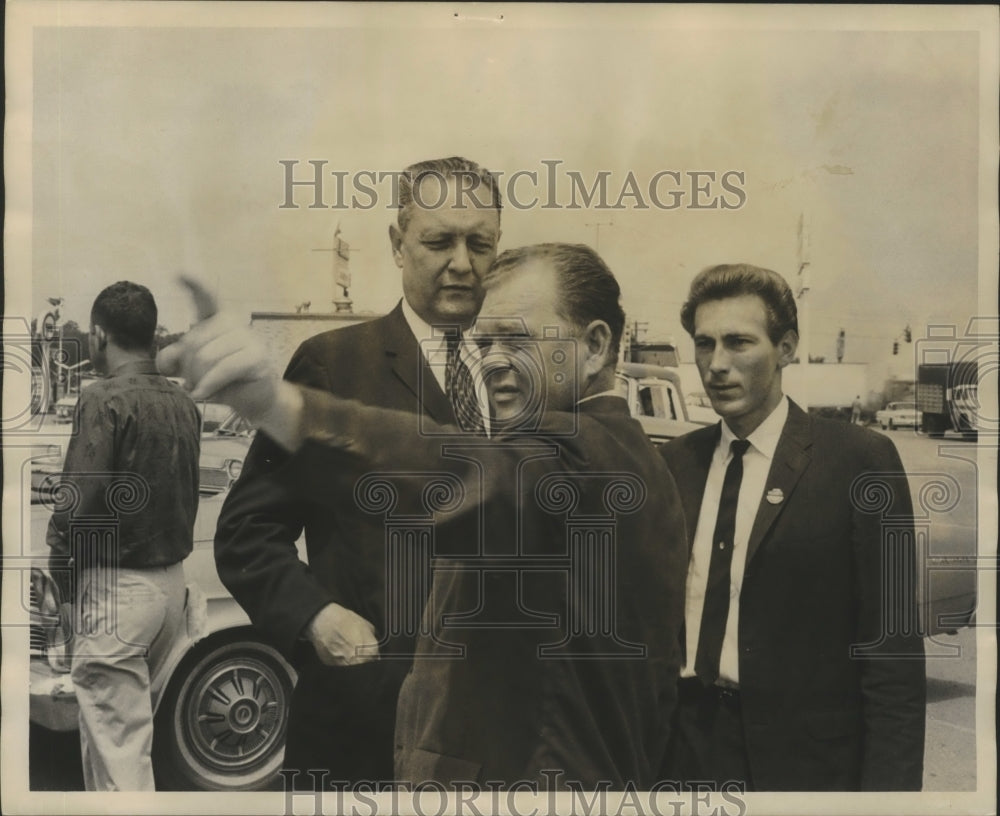 1966 Press Photo Former United States Representative Carl Elliott and Others - Historic Images