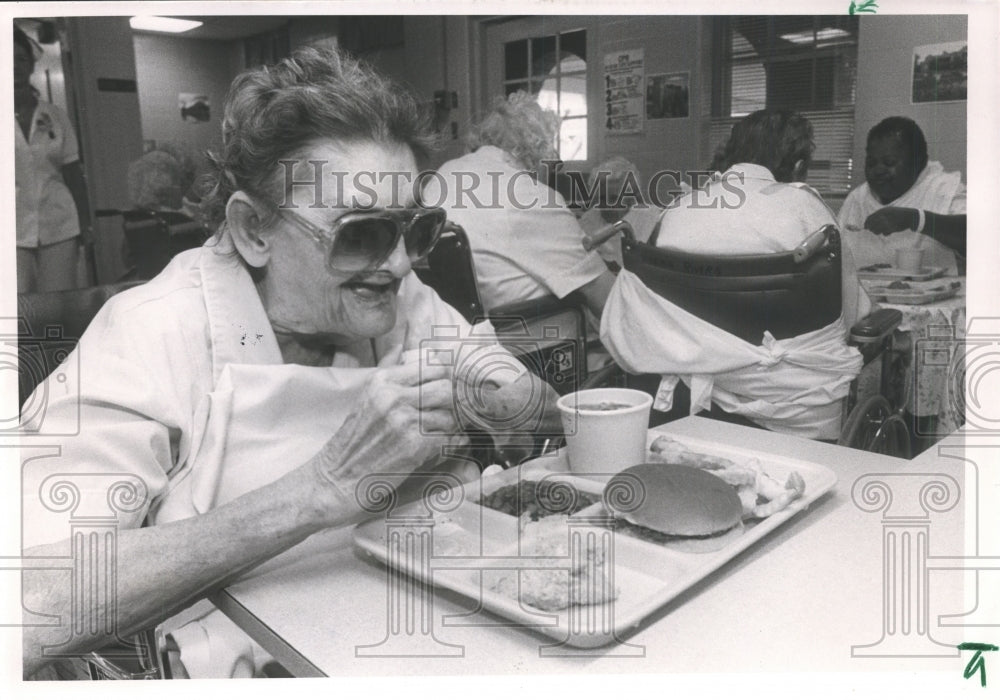 1989 Press Photo Dorothy Jones eats lunch at Jeffco Nursing Home, Elderly - Historic Images