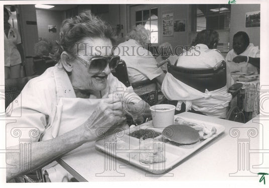 1989 Press Photo Dorothy Jones eats lunch at Jeffco Nursing Home, Elderly - Historic Images