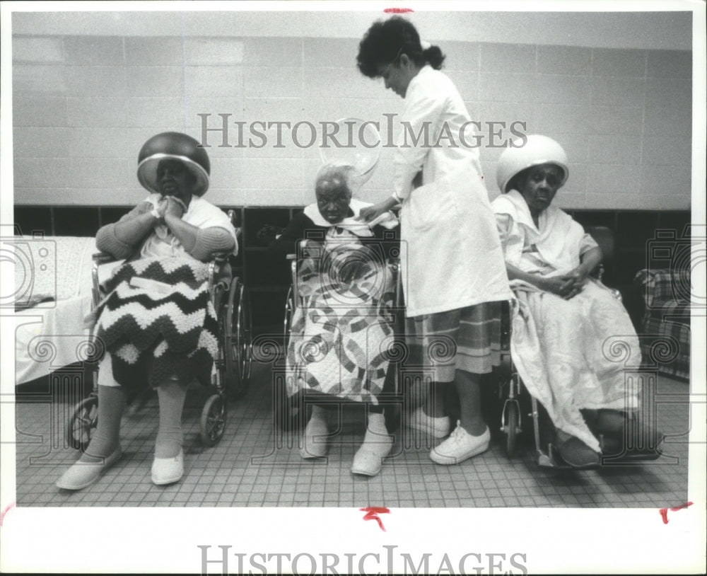 1989 Jeffco Nursing Home Residents get Hair primped by Linda Davis - Historic Images