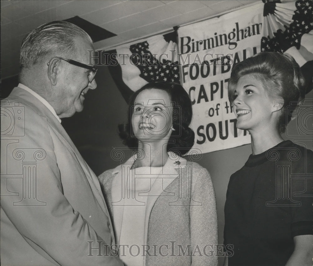 1965 Press Photo Linda Folsom &amp; Patsy Puckett with SEC Commissioner Bernie Moore - Historic Images