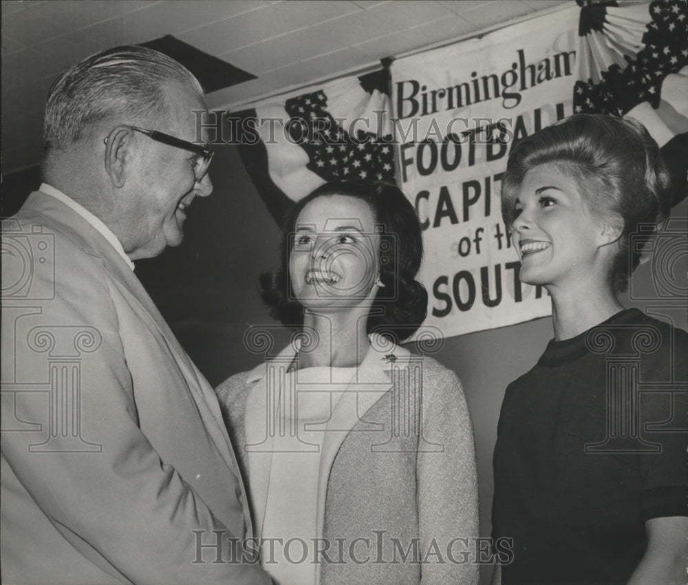 1965 Press Photo Linda Folsom & Patsy Puckett with SEC Commissioner Bernie Moore - Historic Images