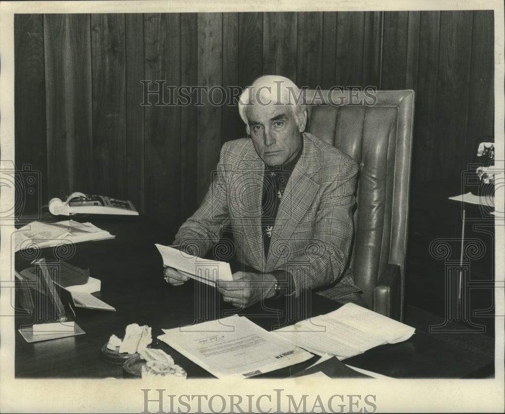 1977, Ross Payton, mayor of Sylacauga, Alabama, at desk - abna15553 - Historic Images