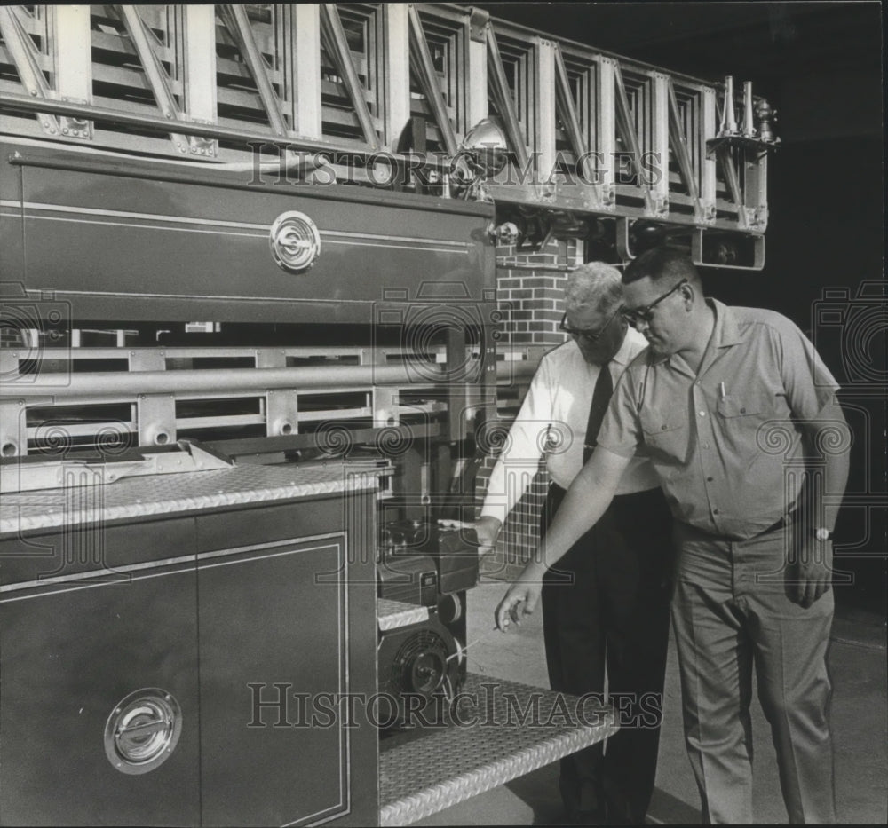 1972 Press Photo Opelika, Alabama Fire Department Members Examine Equipment - Historic Images