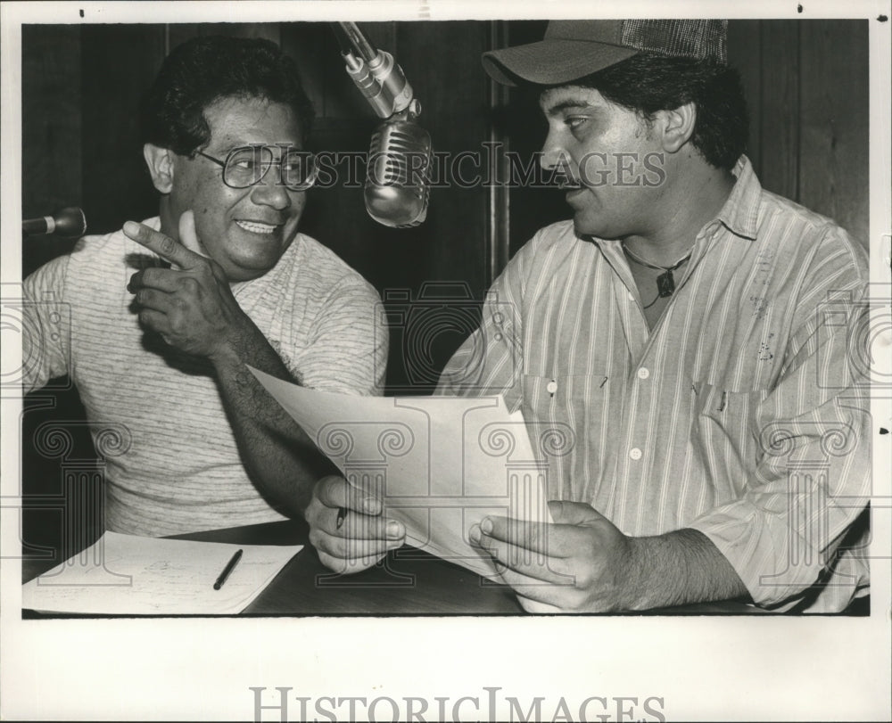 1989 Press Photo Joe Castillo and Sergio Chacon at WCRL Radio Record in Spanish - Historic Images