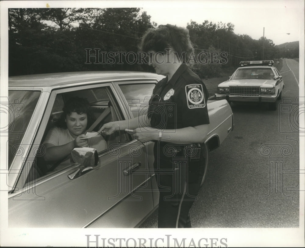 1987 Press Photo Janna Gibbons Gets A Reward From Policewoman Judy Murphree - Historic Images