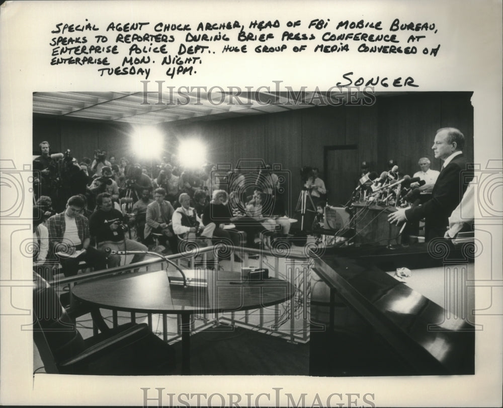 Press Photo FBI agent Chuck Archer talks to reporters at Enterprise Police Dept - Historic Images