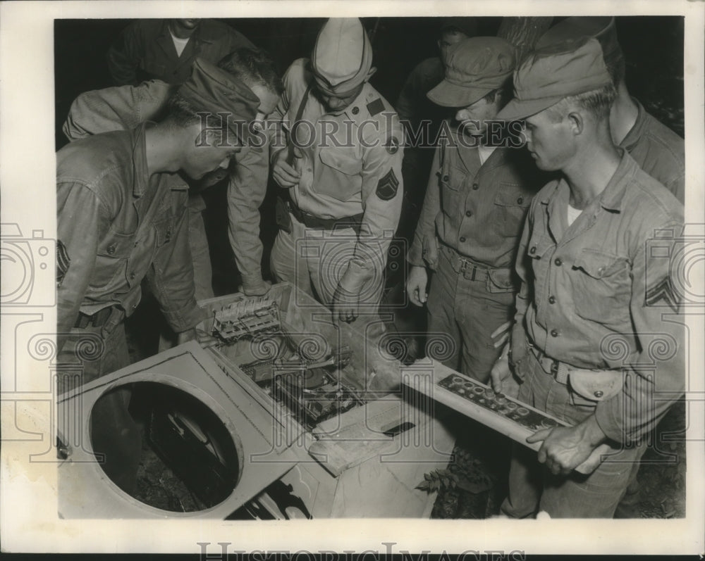 1954 Press Photo National Guardsmen with remains of Horse Race Machine - Historic Images