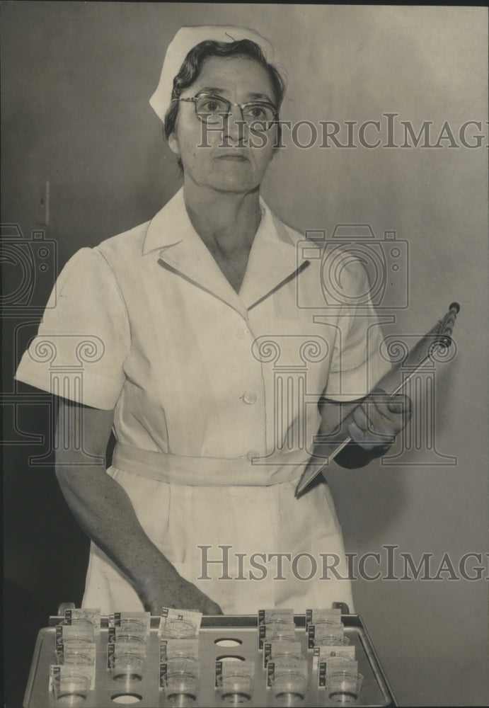 1960 Press Photo Nurse Lila Dennis to light candle of hope, Jefferson County - Historic Images