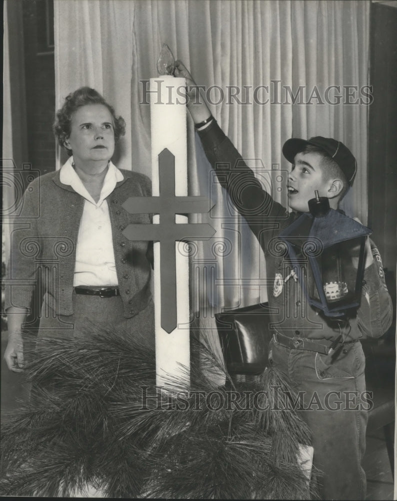 1960 Press Photo Louise Powell and Billy White light candle of hope, Alabama - Historic Images