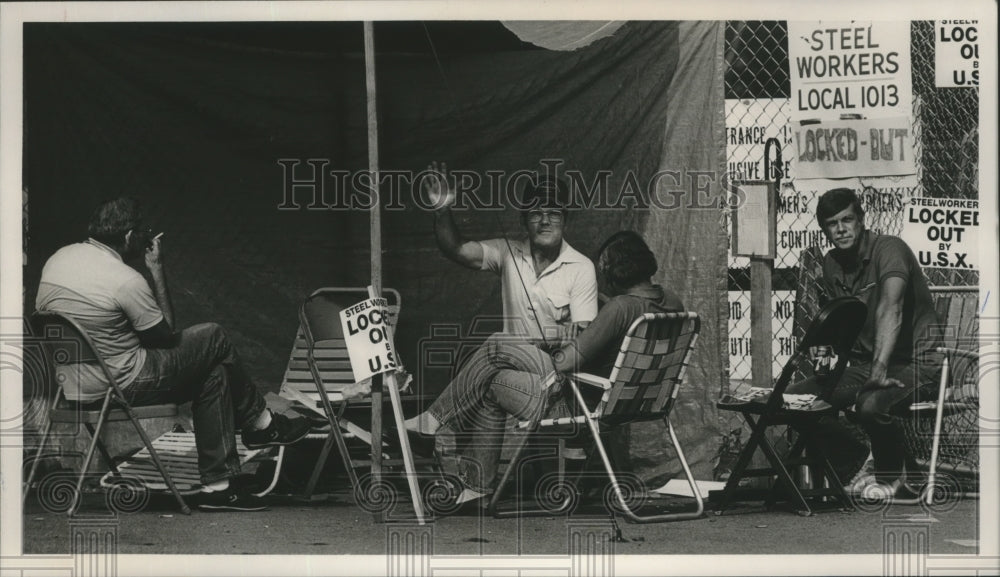 1986 Press Photo Steelworker: Strikers at USX in Fairfield waving at Passerby - Historic Images