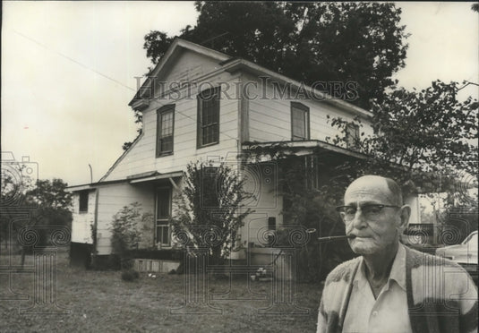 1972, W.O. Wilbourne & oldest house in Pickensville, Alabama - Historic Images