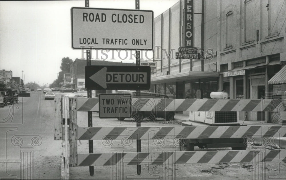 1978 construction road signs, Pell City, Alabama - Historic Images