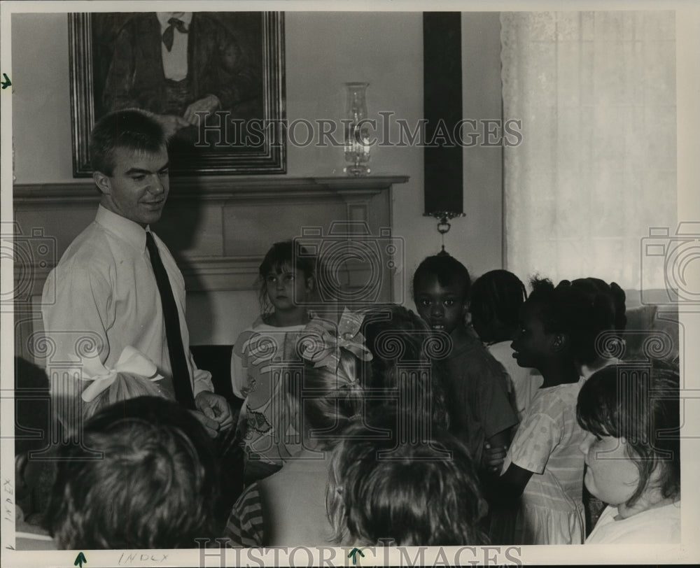 1990 Sam Botta of University of Montevallo Talks With 3rd Graders - Historic Images