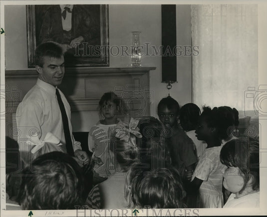 1990 Sam Botta of University of Montevallo Talks With 3rd Graders - Historic Images