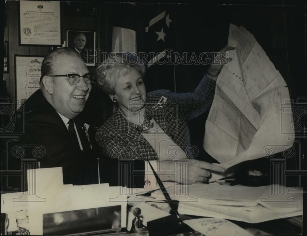 1970 Press Photo Mayor Jess Lanier and Wife, Bessemer, Alabama - abna15970 - Historic Images