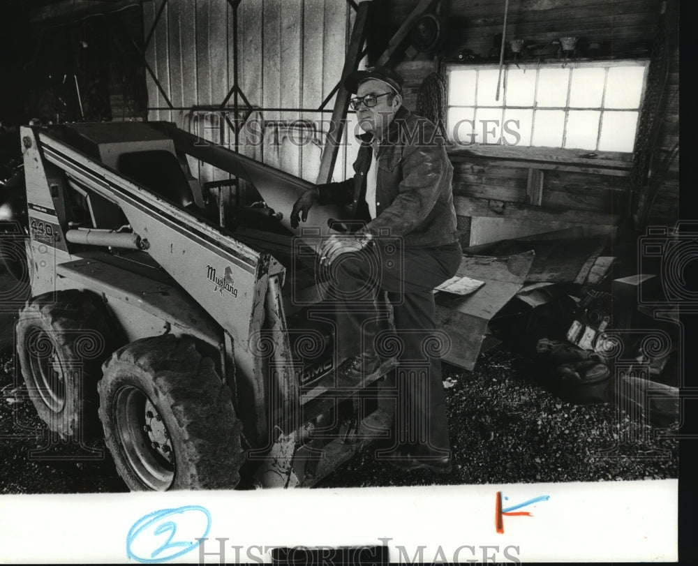 1981 Press Photo Bethel inventor with machine in chicken house - abna15994 - Historic Images