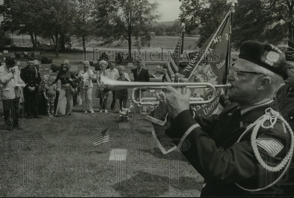 1973 Press Photo Memorial Day services in Forest Hill Cemetery, Birmingham - Historic Images