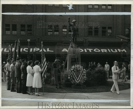 1943, Memorial Day exercises at Doughbody Monument, Birmingham - Historic Images