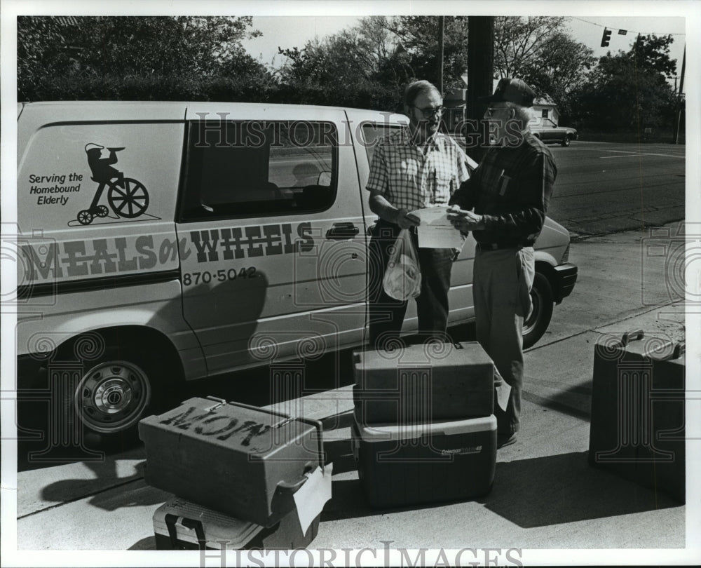 1992 Press Photo George Robertson, Norman Williams of Meals on Wheels, Alabama - Historic Images