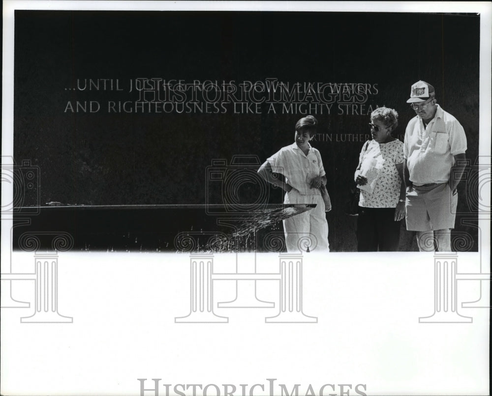 Press Photo Family at Civil Rights Monument, Montgomery, Alabama - abna16079 - Historic Images