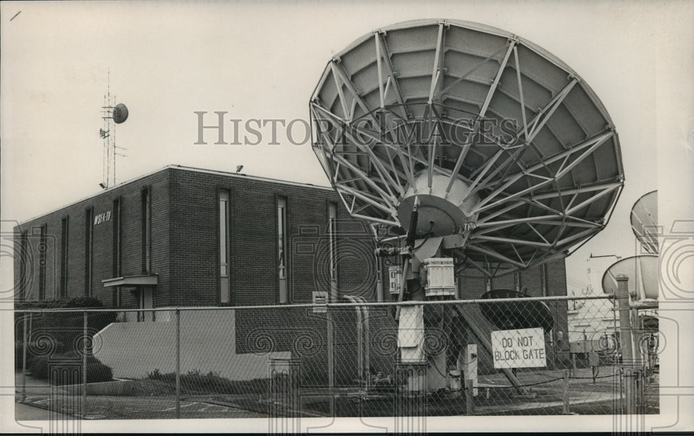 Press Photo WSFA-TV Satellite Receiver Behind Building in Montgomery, Alabama - Historic Images