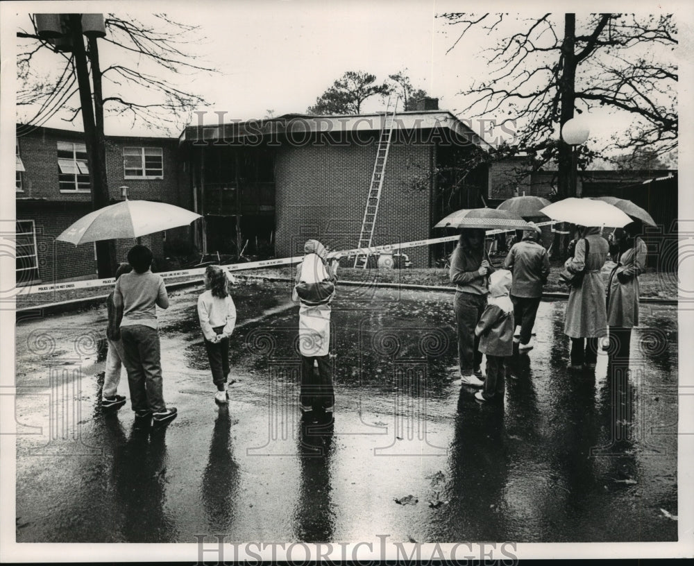 1985 Press Photo Teachers and Students Observe Elementary School Fire, Alabama - Historic Images