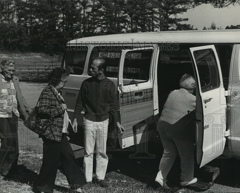 1982 West Jefferson-Bagley, CARTS driver Robert Franklin helps rider-Historic Images