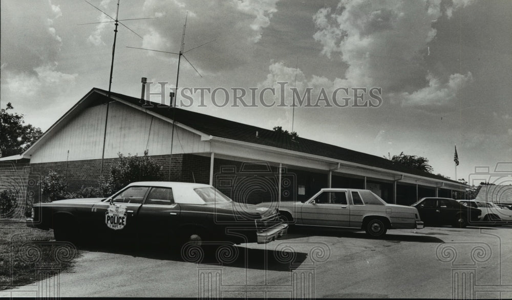 1980 Outside Morris, Alabama, City Hall Building - Historic Images