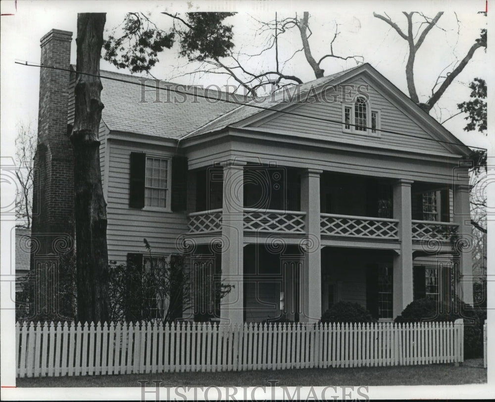 1975, Mr. and Mrs. W. H. Pollard Jr. Home in Mooresville, Alabama - Historic Images