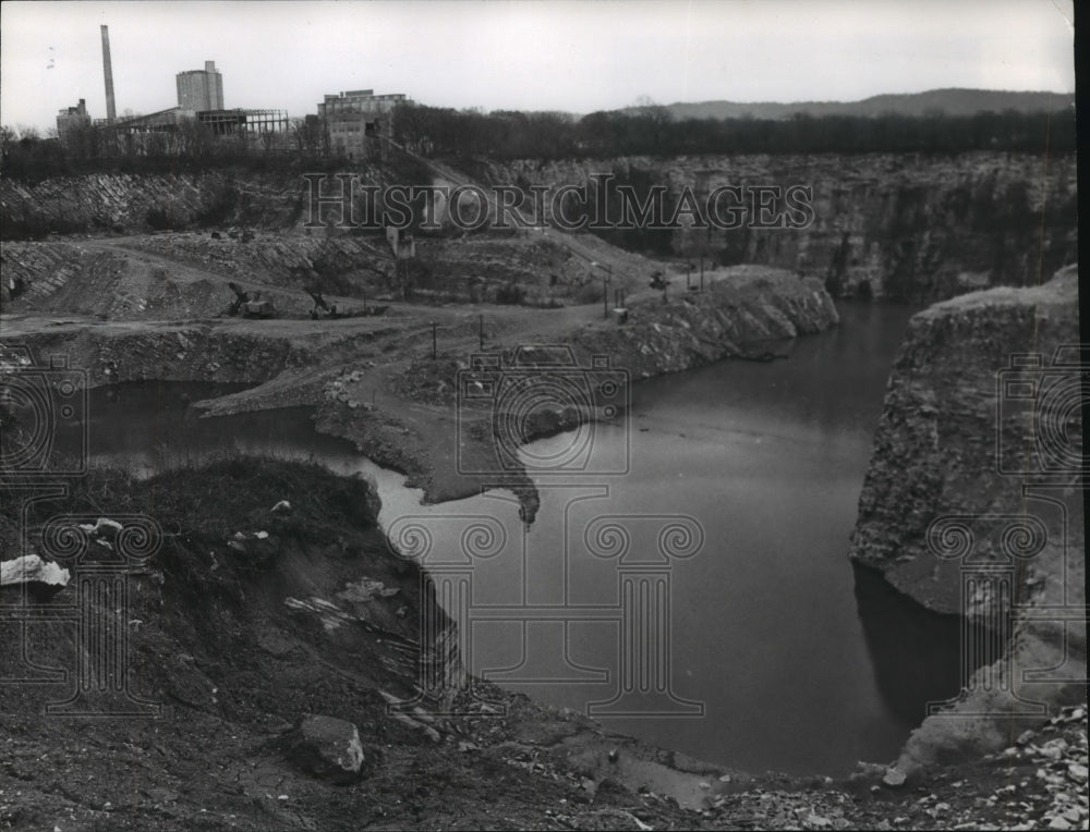 1978 Press Photo Limestone pit with plant in background in Midfield, Alabama - Historic Images