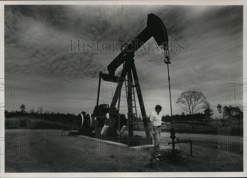 1990 Press Photo Floyd Briscoe with River Gas Company checks a methane well - Historic Images