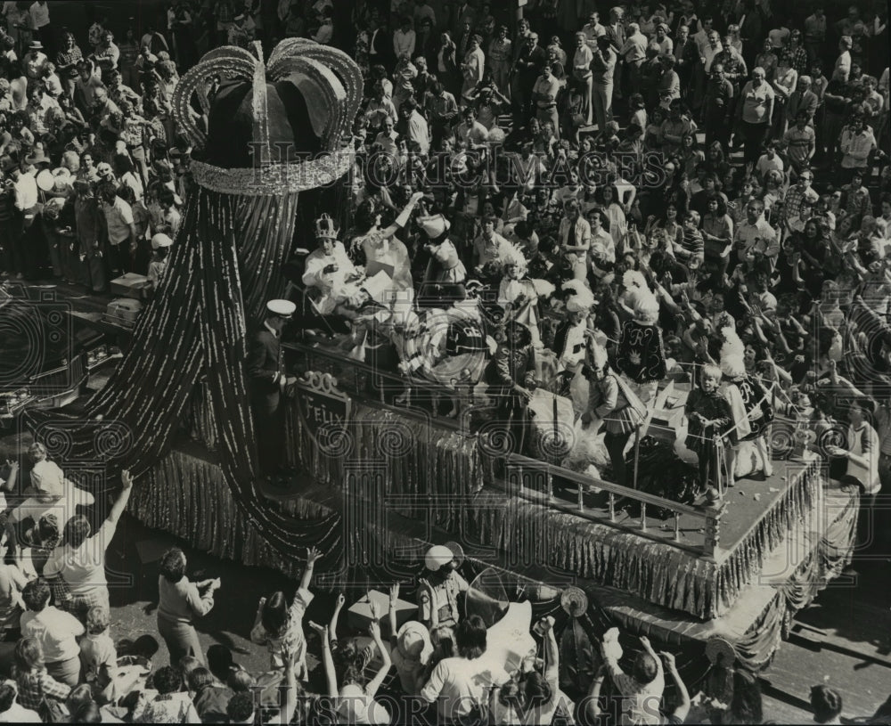 1976 King and Queen's float in Mardi Gras parade, Mobile, Alabama - Historic Images