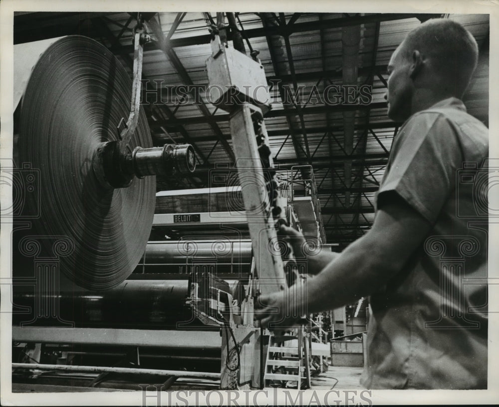 Press Photo K. R. Rayburn operating machinery at Container Corporation, Brewton - Historic Images