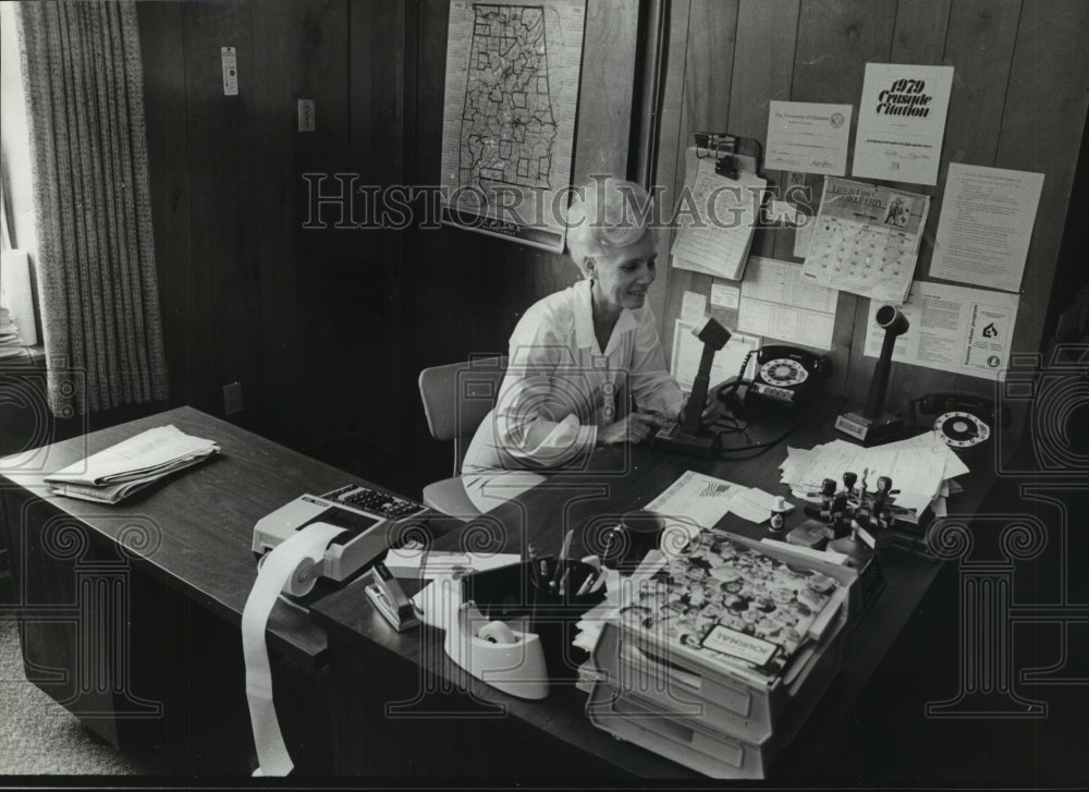 1980 Press Photo Sis Payne, clerk, at Lipscomb City Hall, Lipscomb, Alabama - Historic Images