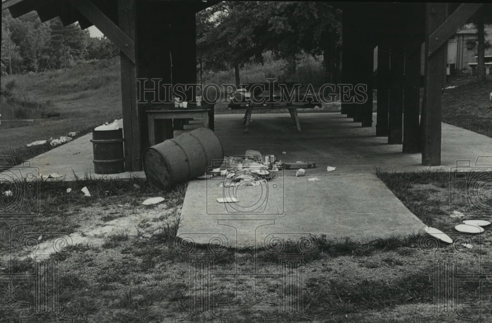 1976 Press Photo Litter around picnic area in Joe Tucker Park, Helena Alabama - Historic Images