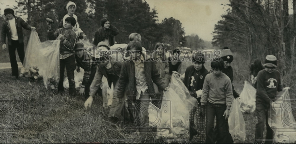 1975 Students learn ecology lesson helping pick up litter, Alabama-Historic Images