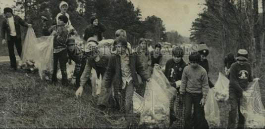 1975 Students learn ecology lesson helping pick up litter, Alabama-Historic Images
