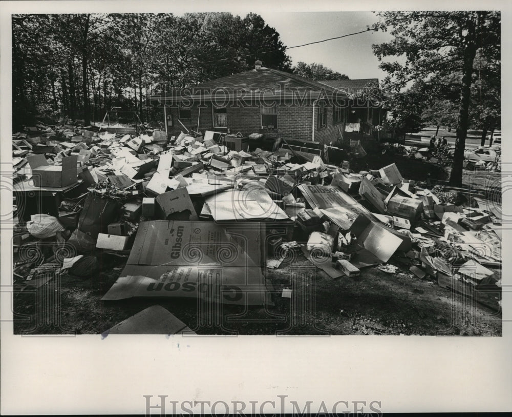 1986 Press Photo Trash at Home of Herman W. Edmonds, Fairfield, Alabama - Historic Images