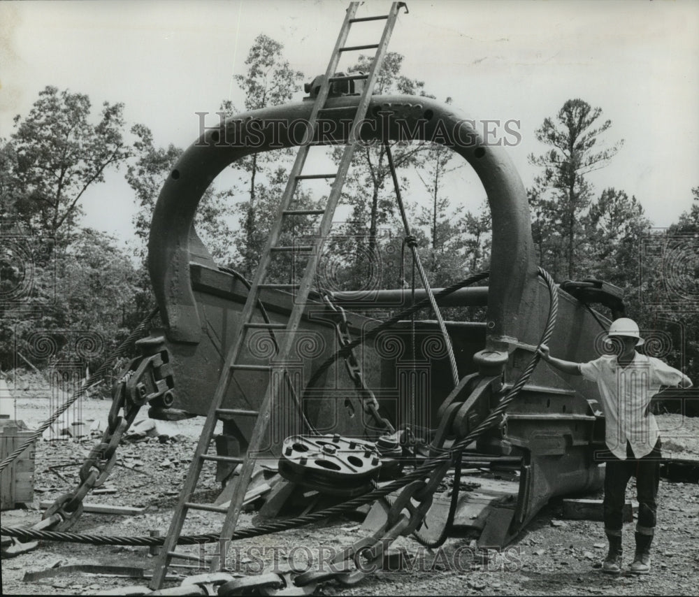 1969 Press Photo Huge, 18 cubic yard bucket dwarfs man beside it, Alabama - Historic Images