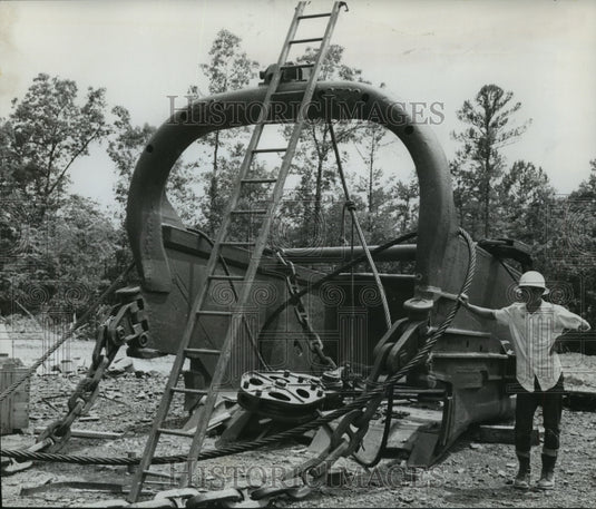 1969 Press Photo Huge, 18 cubic yard bucket dwarfs man beside it, Alabama - Historic Images