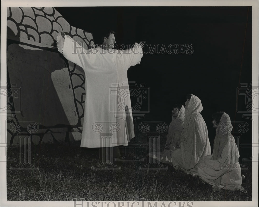 1987, Easter Pageant actors in Moundville, Alabama - abna16428 - Historic Images