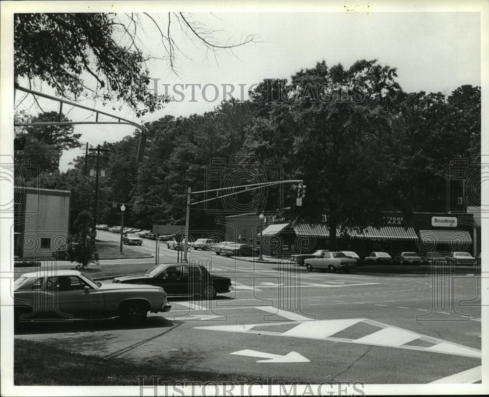 1981 Intersection in Mountain Brook, Alabama. - Historic Images