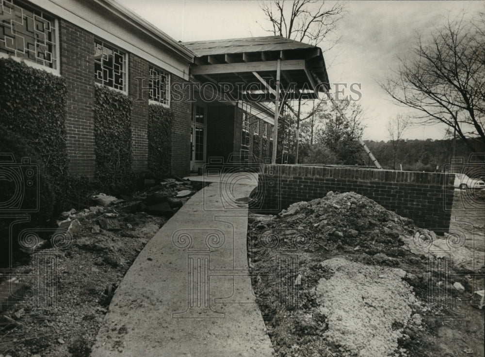 1987 New entrance of Emmet O'Neal library in Mountain Brook, Alabama - Historic Images