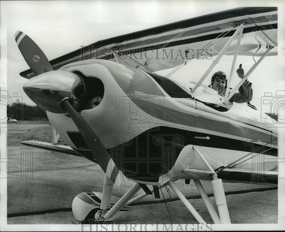 1978 Press Photo Aviator Glenn Messer gives thumbs up in plane - abna16479 - Historic Images