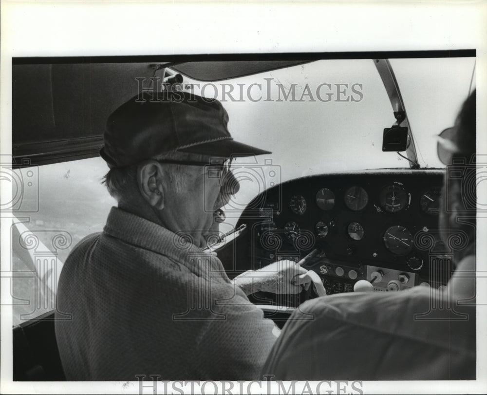 1981 Aviator Glenn Messer flies plane - Historic Images