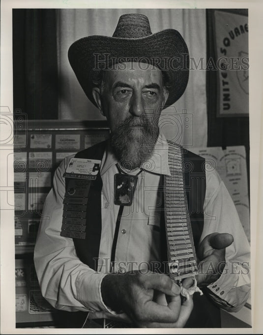 1985 Press Photo Cacti Pete shows tags from square dance conventions, Birmingham - Historic Images
