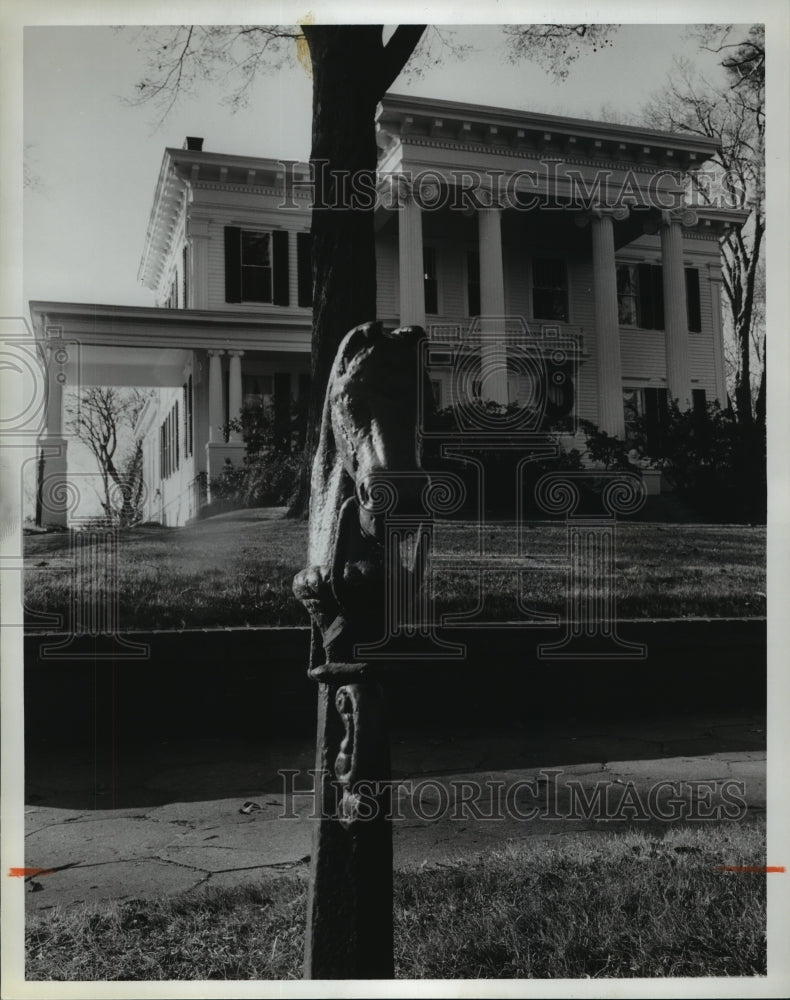 1979 Horse head statue in front of the Thigpen-Hill home, Alabama - Historic Images