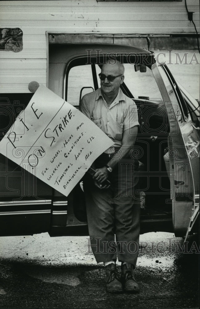 1978 E. E. Rodgers with picket sign for truckers strike, Alabama - Historic Images